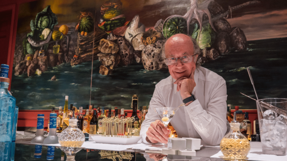 Javier de las Muelas en la barra del nuevo Dry Martini de Madrid. Detrás, como en el del Hotel Fénix, un bodegón del artista Jorge Diezma.