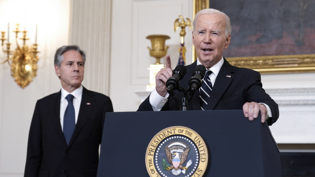 El presidente estadounidense Joe Biden junto con el Secretario de Estado Antony Blinken pronuncian comentarios sobre los ataques en Israel