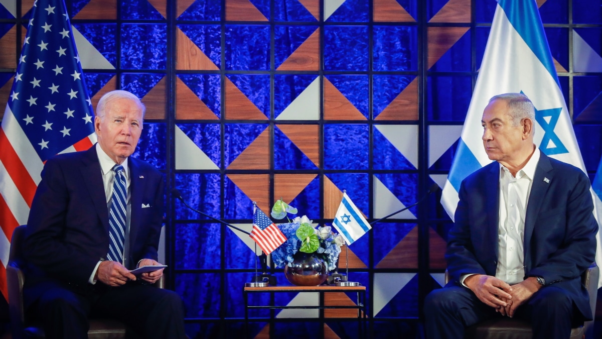 El Presidente estadounidense Joe Biden (L) y el Primer Ministro israelí Benjamin Netanyahu (R) durante una conferencia de prensa conjunta en Tel Aviv