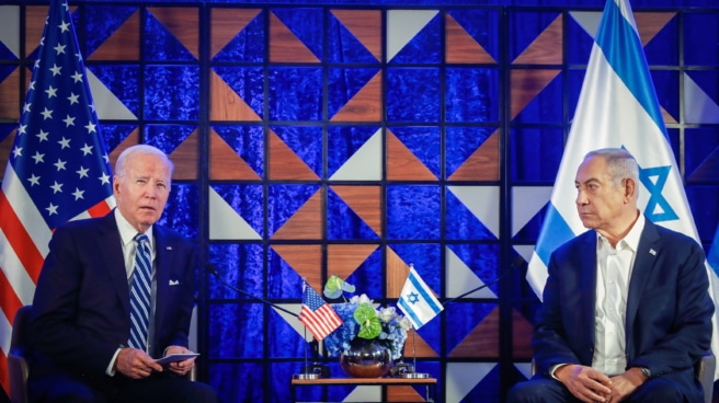 Biden anuncia un acuerdo con Israel y acepta la entrada de ayuda humanitaria a Gaza a través de Egipto El Presidente estadounidense Joe Biden (L) y el Primer Ministro israelí Benjamin Netanyahu (R) durante una conferencia de prensa conjunta en Tel Aviv