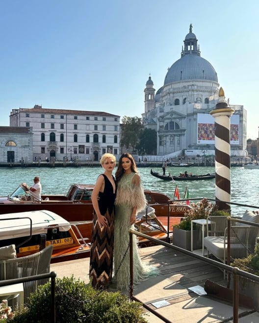 Por dentro do casamento luxuoso e badalado da atriz premiada Anya Taylor-Joy  e roqueiro em Veneza, Celebridades