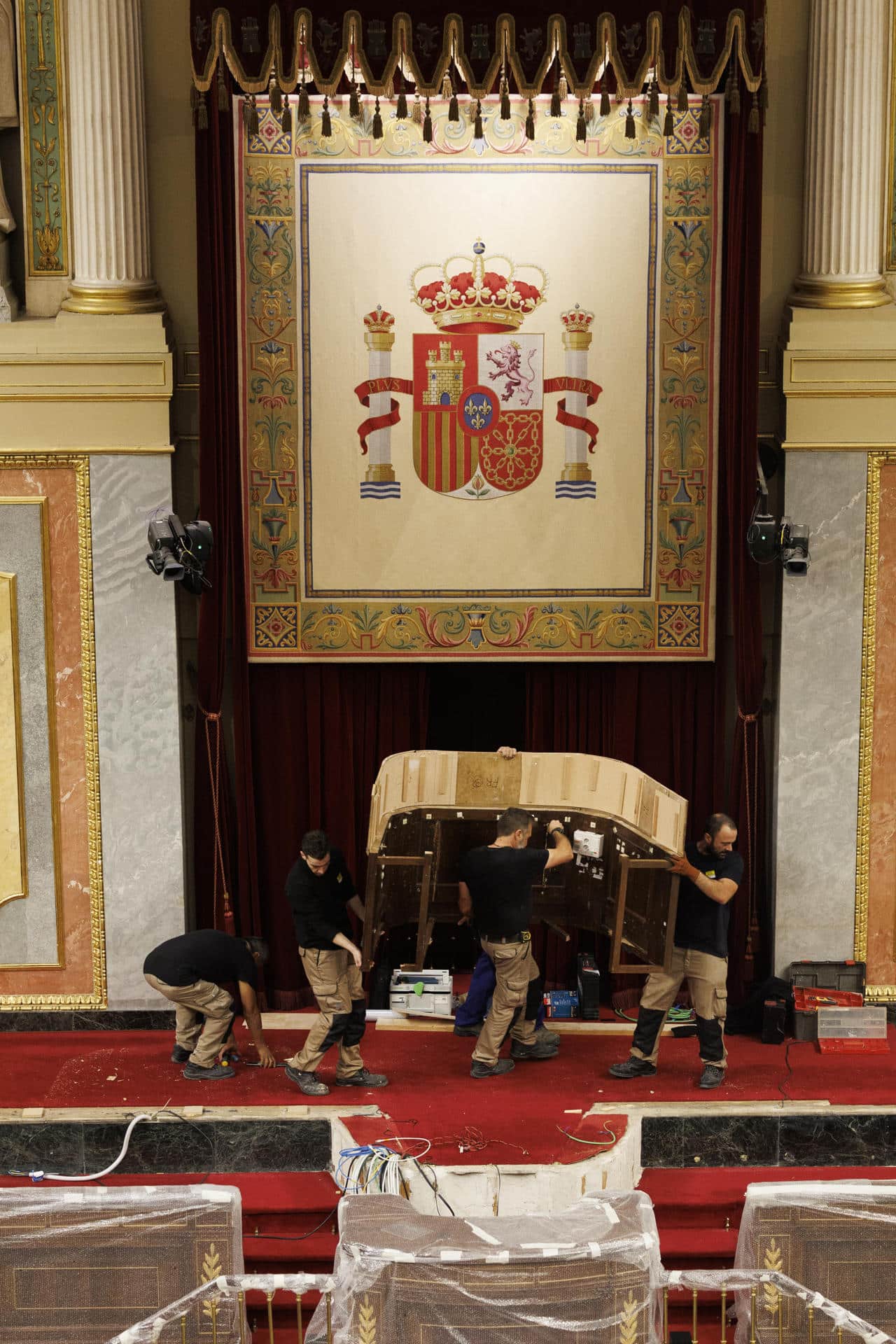 Operarios trabajan la mañana de este martes en los arreglos en el Congreso de los Diputados para acoger la jura de la Constitución de la princesa Leonor.