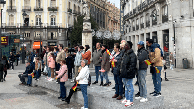 Un grupo de personas sigue la jura de Leonor a través de la pantalla instalada en la Puerta del Sol. Un grupo de personas sigue la jura de Leonor a través de la pantalla instalada en la Puerta del Sol.
