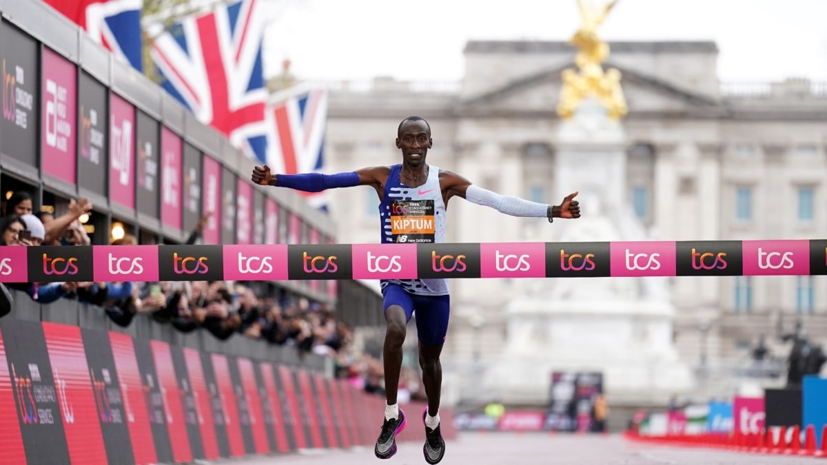 El corredor keniano de larga distancia Kelvin Kiptum gana la carrera de élite masculina durante el Maratón TCS de Londres
