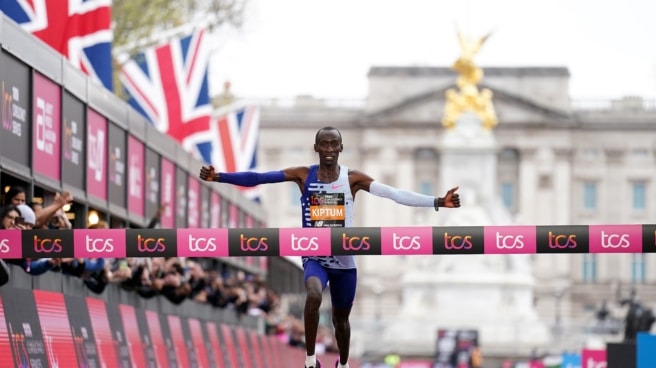 El corredor keniano de larga distancia Kelvin Kiptum gana la carrera de élite masculina durante el Maratón TCS de Londres