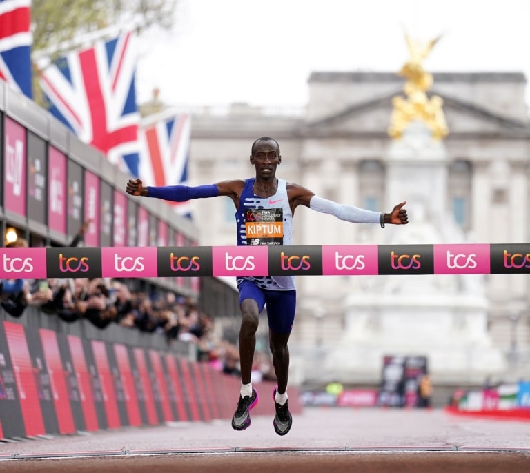 Kelvin Kiptum hace historia y destroza el récord del mundo de maratón de Kipchoge