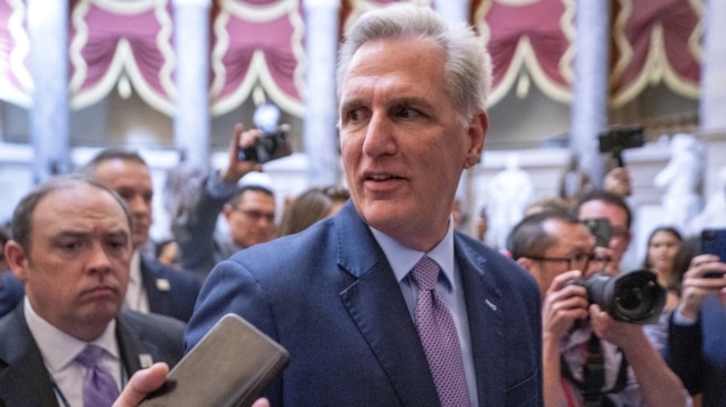 La Cámara de Representantes de EEUU destituye al presidente republicano Kevin McCarthy El presidente de la Cámara Kevin McCarthy responde a una pregunta de los medios de comunicación mientras camina hacia el piso de la Cámara en el Capitolio
