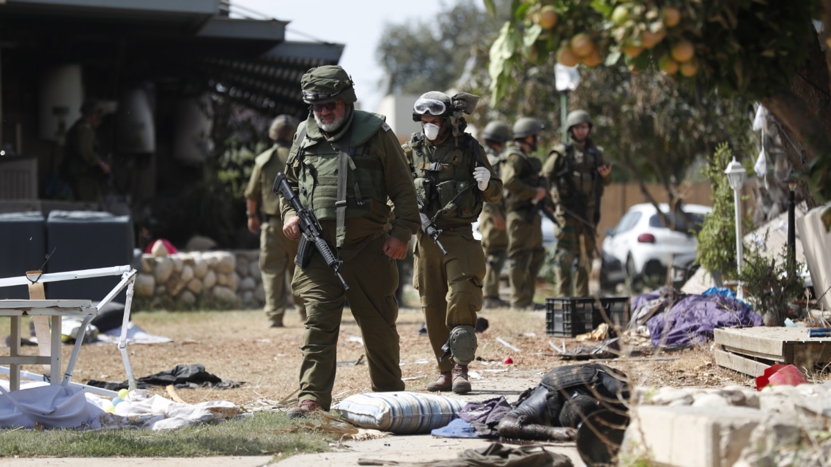 Soldados israelíes en uno de los kibutz arrasados por Hamás