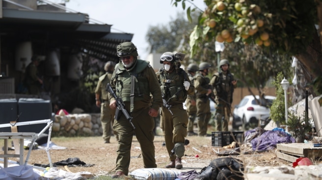 kibutz-Israeljpg Soldados israelíes en uno de los kibutz arrasados por Hamás
