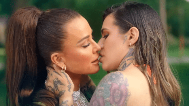 Kyle Richards y Morgan Wade en el vídeo musical de 'Fall in Love with Me'. Kyle Richards y Morgan Wade en el vídeo musical de 'Fall in Love with Me'.