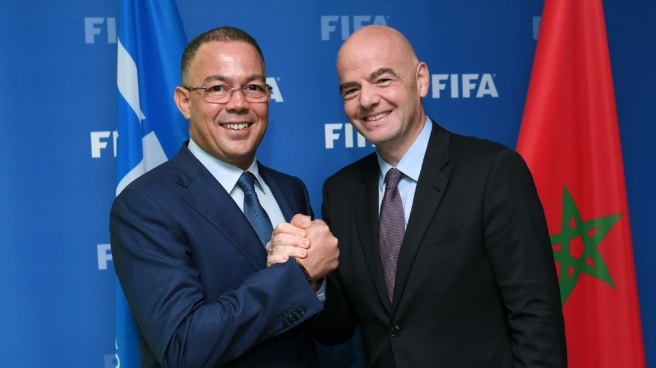 El presidente de la federación marroquí de fútbol, Fouzi Lekjaa, con el presidente de la FIFA, Gianni Infantino, en 2019. El presidente de la federación marroquí de fútbol, Fouzi Lekjaa, con el presidente de la FIFA, Gianni Infantino, en 2019.