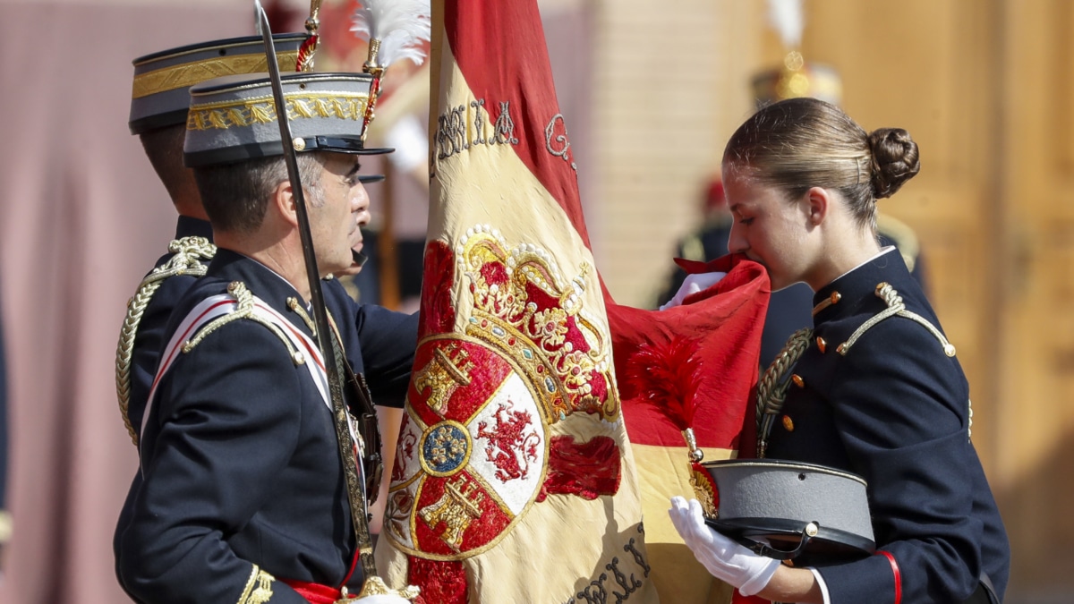 La princesa de Asturias, Leonor de Borbón, jura bandera en una ceremonia oficial celebrada en la Academia Militar de Zaragoza este sábado presidida por su padre, el rey Felipe VI, y junto al resto de los cadetes de su curso.