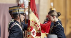 La princesa Leonor besa la bandera tras su jura ante la mirada de emoción de Felipe VI y Letizia