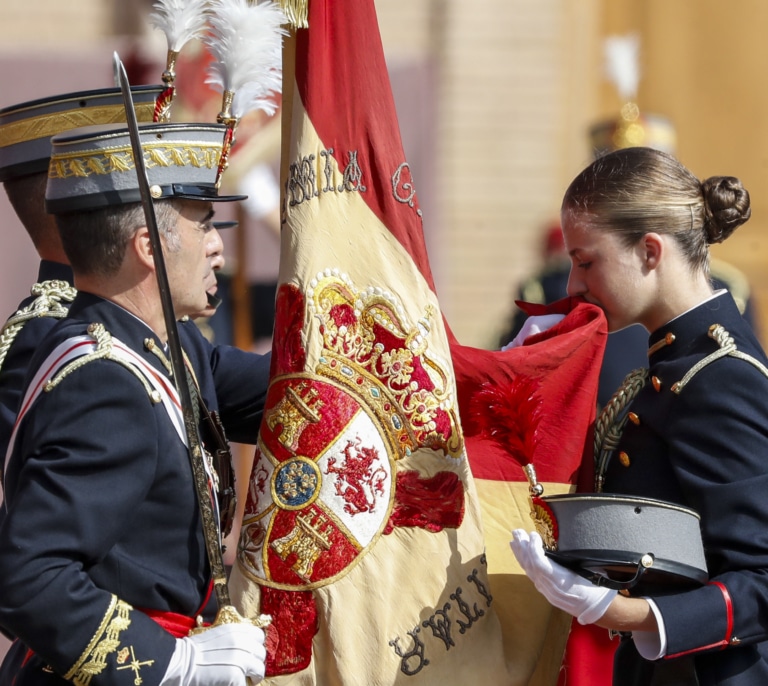 La princesa Leonor besa la bandera tras su jura ante la mirada de emoción de Felipe VI y Letizia