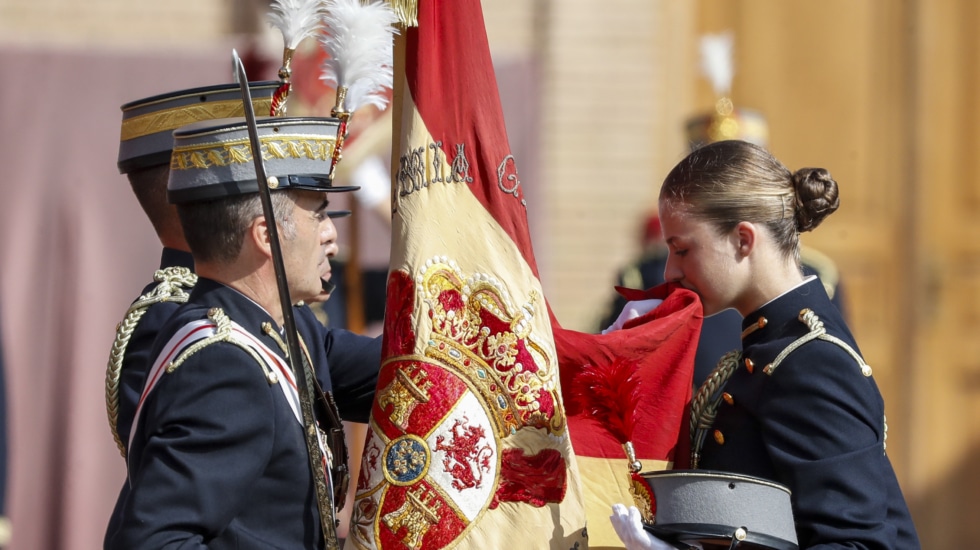 La princesa de Asturias, Leonor de Borbón, jura bandera en una ceremonia oficial celebrada en la Academia Militar de Zaragoza este sábado presidida por su padre, el rey Felipe VI, y junto al resto de los cadetes de su curso.