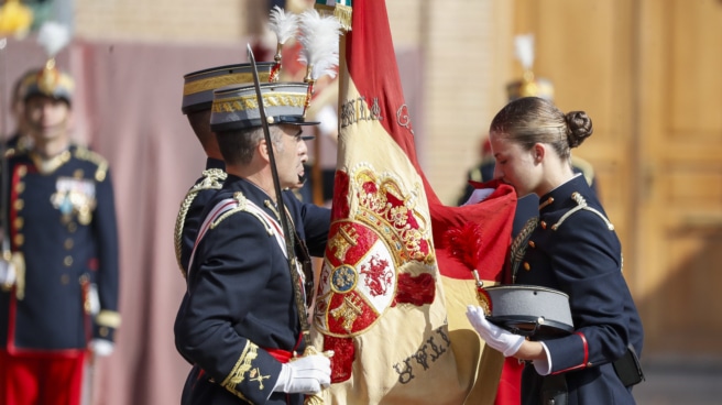 Leonor jura hoy la Constitución ante las Cortes Generales La princesa de Asturias, Leonor de Borbón, el 7 de octubre de 2023, juró bandera junto al resto de los cadetes de su curso, en una ceremonia oficial celebrada en la Academia Militar de Zaragoza