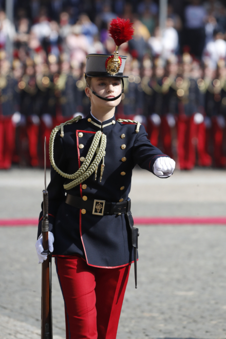 La princesa de Asturias, Leonor de Borbón, desfila antes de jurar bandera con el resto de los cadetes de su curso