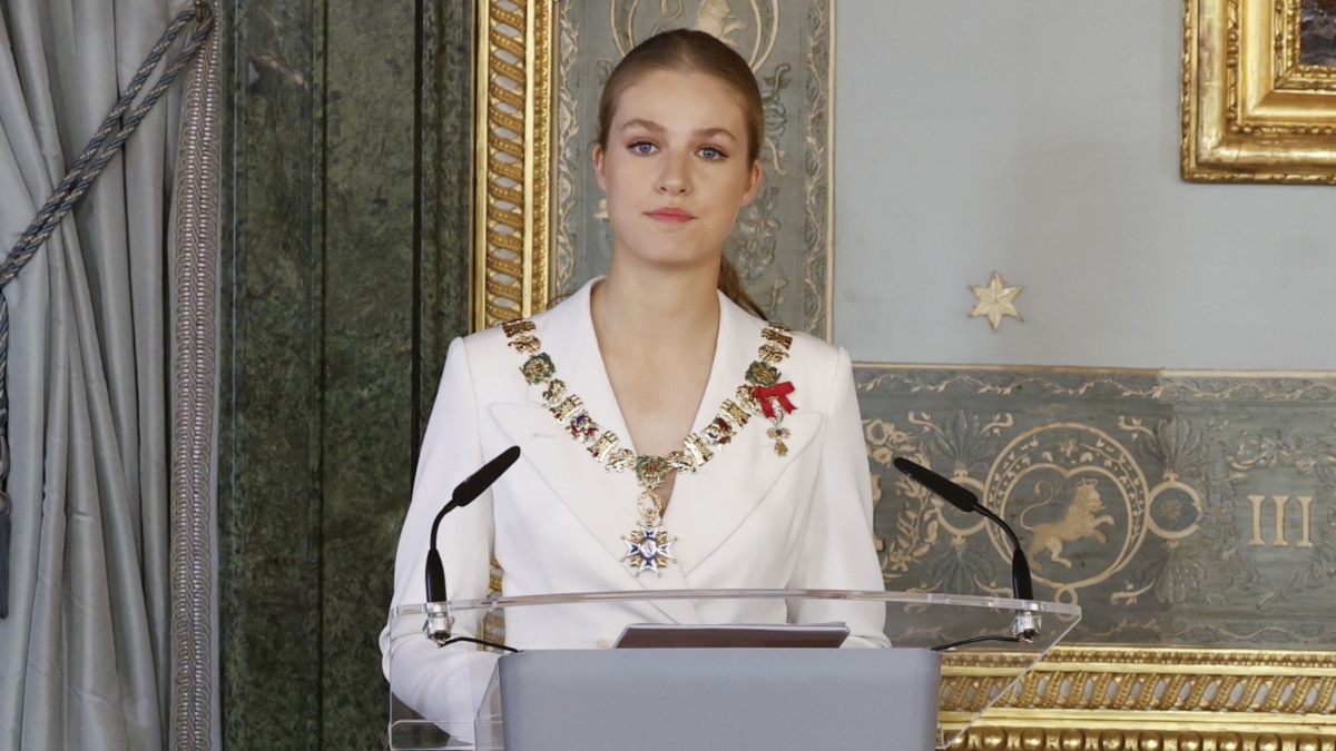 La princesa Leonor pronuncia un discurso tras recibir de manos de su padre, el rey Felipe, el Collar de la Orden de Carlos III, en el salón de Carlos III del Palacio Real.