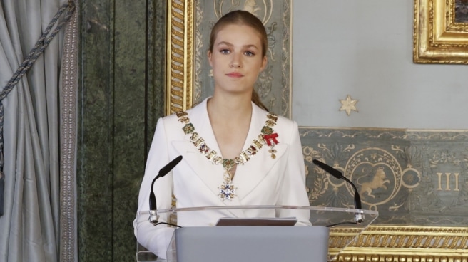 Leonor discurso La princesa Leonor pronuncia un discurso tras recibir de manos de su padre, el rey Felipe, el Collar de la Orden de Carlos III, en el salón de Carlos III del Palacio Real.