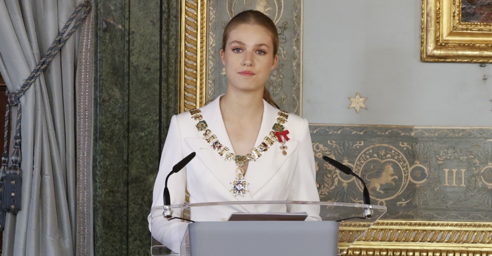 La princesa Leonor pronuncia un discurso tras recibir de manos de su padre, el rey Felipe, el Collar de la Orden de Carlos III, en el salón de Carlos III del Palacio Real.