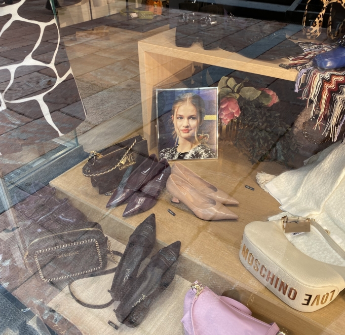 Una fotografía de Leonor en un escaparate del centro de Oviedo