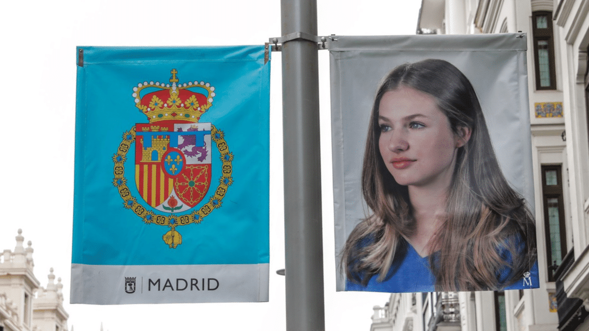 Detalle del estandarte de la princesa Leonor y su escudo que adorna las calles de Madrid