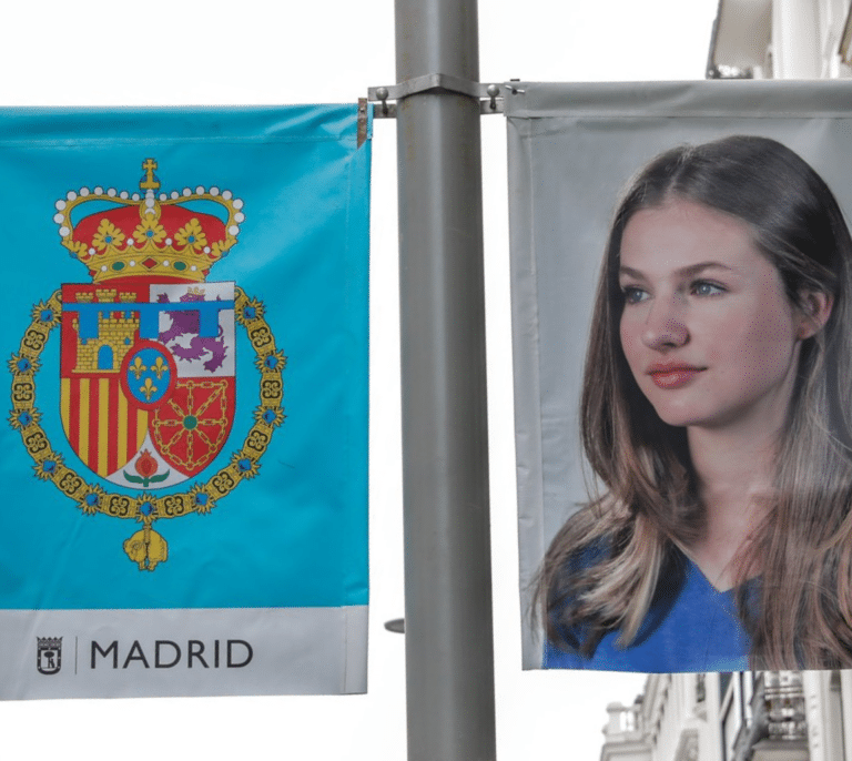 ¿De dónde sale su retrato? ¿Qué significa el escudo y el color? Los detalles del estandarte de Leonor