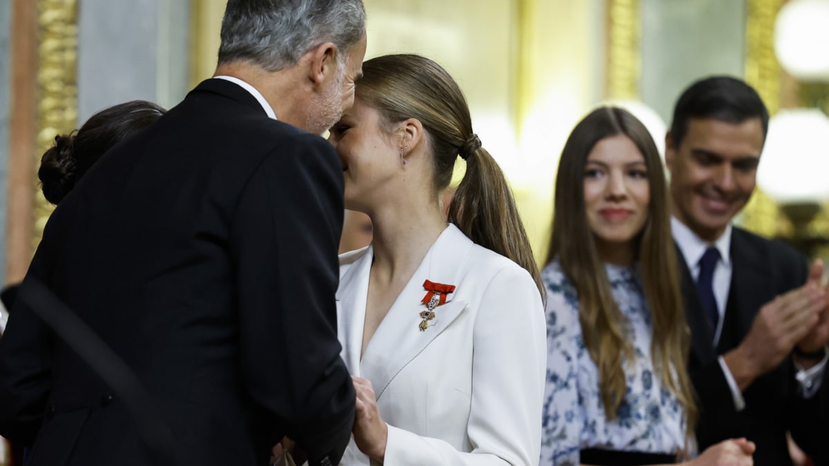 La princesa Leonor (c), junto a su padre, el rey de España, Felipe VI, tras serle impuestas las Medallas del Congreso y Senado en el escritorio del Congreso tras jurar la Constitución