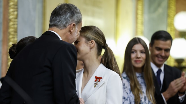 Leonor: desprecios y pasteles La princesa Leonor (c), junto a su padre, el rey de España, Felipe VI, tras serle impuestas las Medallas del Congreso y Senado en el escritorio del Congreso tras jurar la Constitución