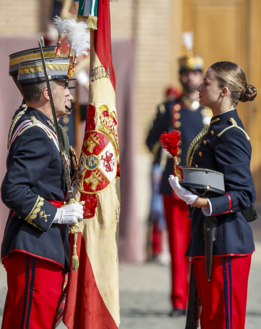 La princesa de Asturias, Leonor de Borbón, jura bandera en una ceremonia oficial celebrada en la Academia Militar de Zaragoza este sábado presidida por su padre, el rey Felipe VI, y junto al resto de los cadetes de su curso.
