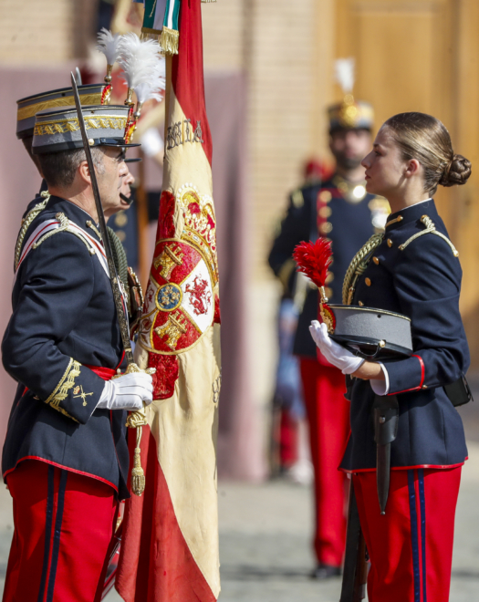 La princesa de Asturias, Leonor de Borbón, jura bandera en una ceremonia oficial celebrada en la Academia Militar de Zaragoza este sábado presidida por su padre, el rey Felipe VI, y junto al resto de los cadetes de su curso. 