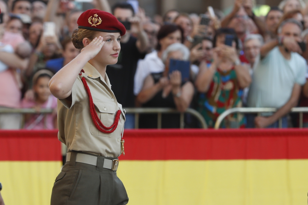 La princesa Leonor participa con los cadetes de la Academia General Militar de Zaragoza en la ofrenda a la Virgen del Pilar, este viernes en la Basílica del Pilar de Zaragoza