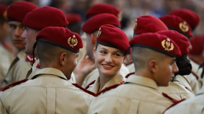 leonor-ofrenda-pilar La princesa Leonor participa con los cadetes de la Academia General Militar de Zaragoza en la ofrenda a la Virgen del Pilar