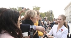 La princesa Leonor saluda al público congregado frente al Palacio Real