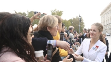 La princesa Leonor saluda al público congregado frente al Palacio Real