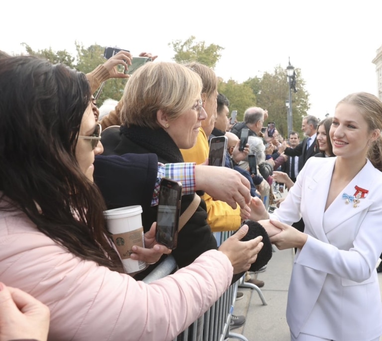 La princesa Leonor saluda al público congregado frente al Palacio Real