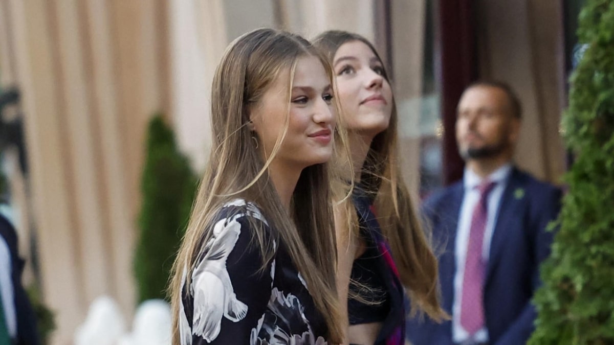 Sofía mira al cielo de Oviedo a la entrada del concierto de los premios Princesa de Asturias