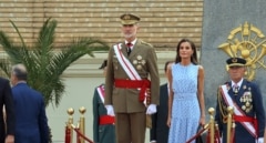 La reina Letizia rescata su vestido sostenible de lunares para la jura de bandera