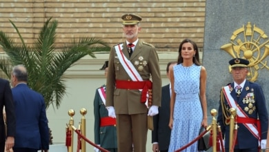 La reina Letizia rescata su vestido sostenible de lunares para la jura de bandera