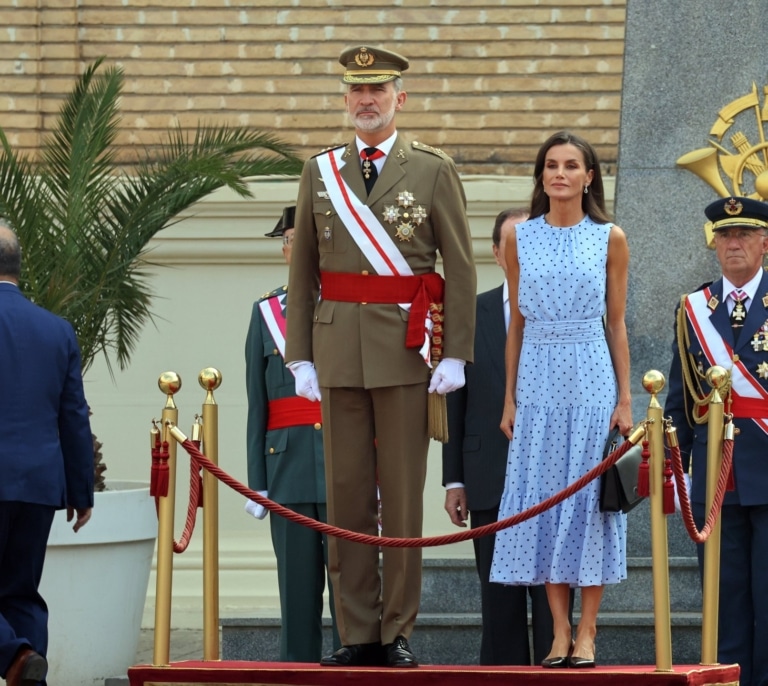 La reina Letizia rescata su vestido sostenible de lunares para la jura de bandera