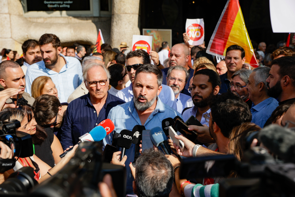 El líder de Vox, Santiago Abascal, atiende a los medios de comunicación antes de la manifestación de SCC