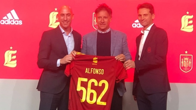 Luis Rubiales entrega a Alfonso Pérez una camiseta de la Selección Alfonso Pérez