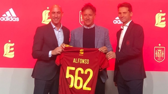 Alfonso critica a las futbolistas españolas y a Guardiola por haber vestido la camiseta de la Selección