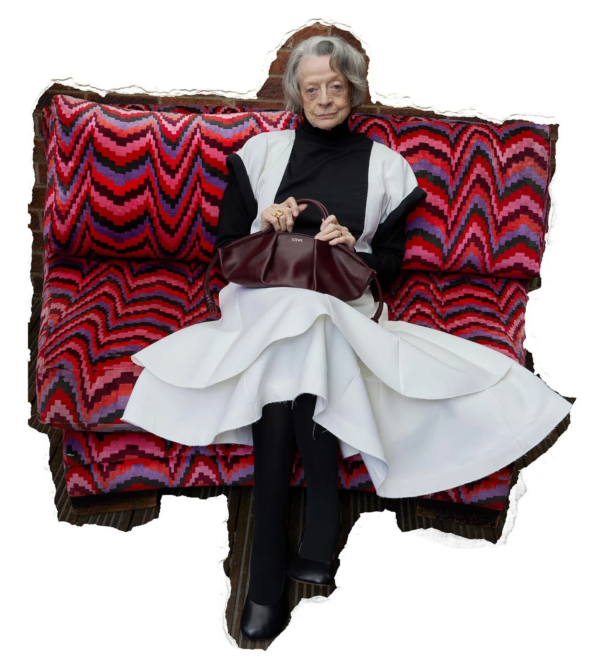 Maggie Smith con un bolso Paseo en la nueva campaña de Loewe
