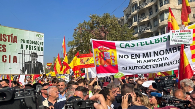 Manifestación en Barcelona: la Sociedad Civil Catalana se moviliza contra la amnistía Manifestación en Barcelona