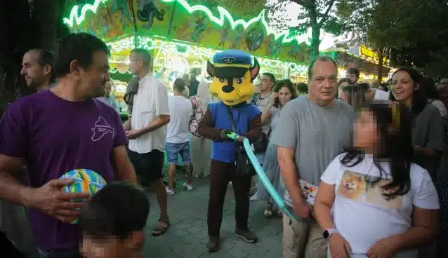 Detienen en Lugo a un hombre disfrazado de personaje de la Patrulla Canina por tocamientos a menores Una persona disfrazada de Chase, de la Patrulla Canina, en el recinto de las fiestas de San Froilán, el pasado sábado por la tarde en Lugo