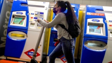 Madrid valora prohibir los patinetes eléctricos en el Metro tras explotar la batería de uno y cortar la circulación de la Línea 2