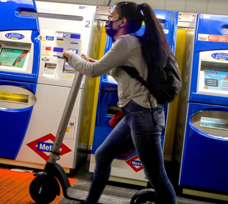 Madrid valora prohibir los patinetes eléctricos en el Metro tras explotar la batería de uno y cortar la circulación de la Línea 2