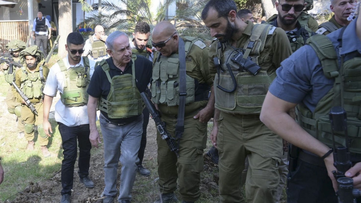 El primer ministro israelí, Benjamin Netanyahu, en su visita a los kibutz atacados