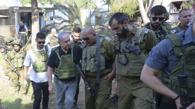 Netanyahu-kibutz El primer ministro israelí, Benjamin Netanyahu, en su visita a los kibutz atacados
